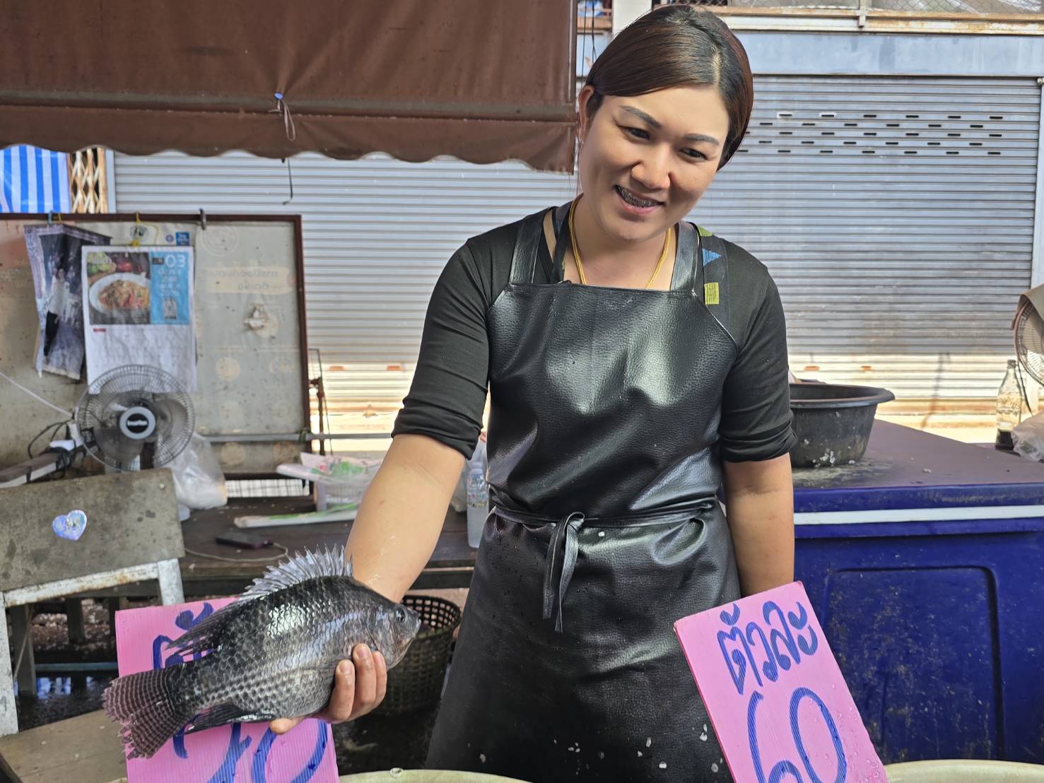 แม่ค้าอุบลฯ เผยวิกฤตน้ำมัน ทำให้ถุงมีราคาแพง ถึงเวลาต้องประหยัด