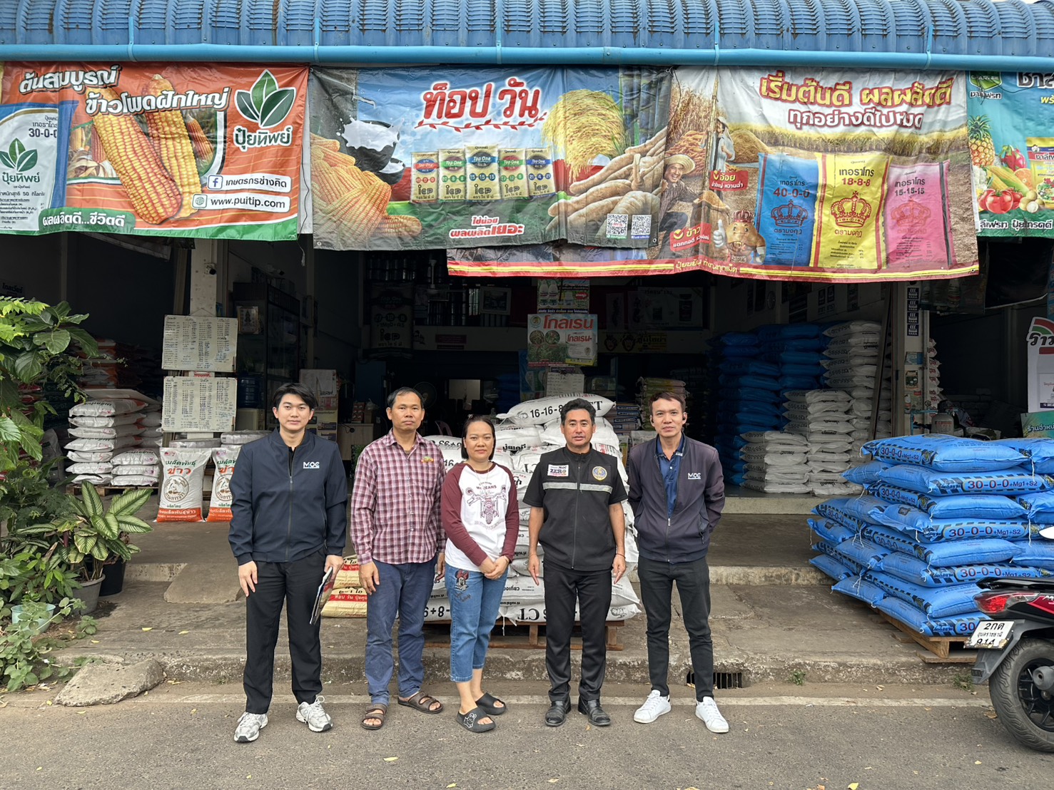พาณิชย์อุบลฯ ตรวจสอบการจำหน่ายปุ๋ยและน้ำมัน ตามที่ประชาชนร้องเรียน 