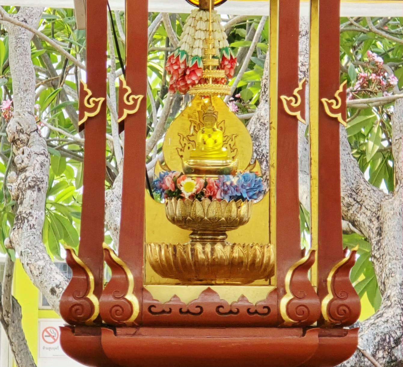 ชาว จ.อุบลฯ พร้อมครอบครัว ร่วมสรงน้ำ พระแก้วบุษราคัม &nbsp;