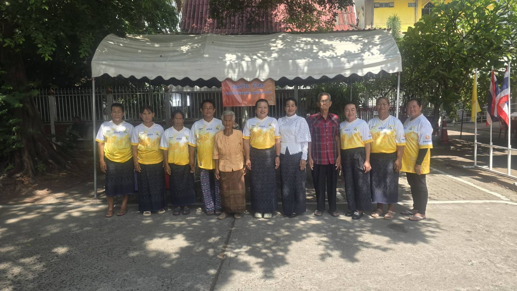ภาครัฐ&ndash;เอกชน จ.อุบลฯ ถวายภัตตาหารเพลและตั้งโรงทาน ณ วัดศรีอุบลรัตนาราม