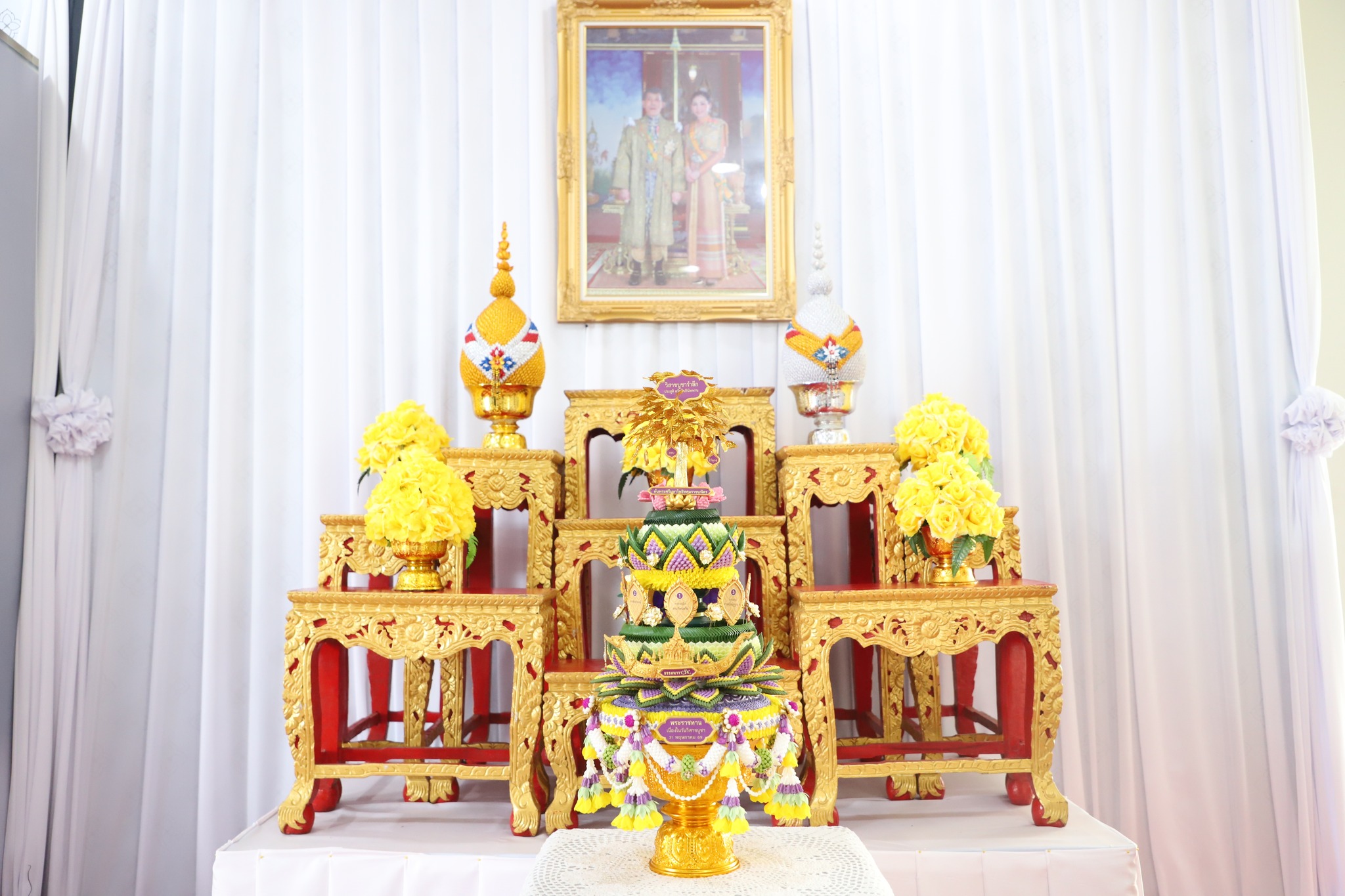 ผวจ.อุบลฯ รับพระราชทานพุ่มดอกบัวประดิษฐ์