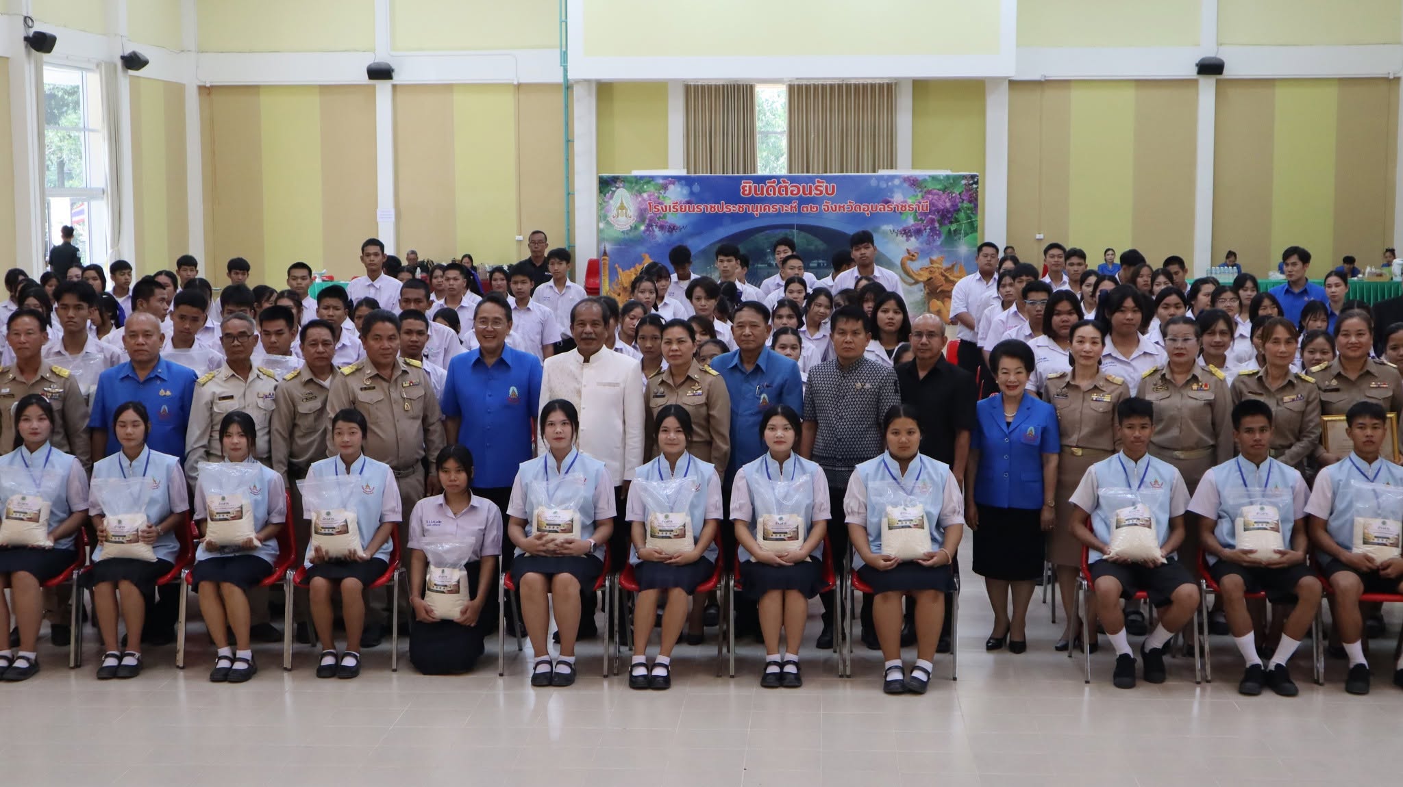 สภาเกษตรกร จ.อุบลฯ มอบข้าวให้ รร.ราชประชานุเคราะห์ 32 เฉลิมพระเกียรติในหลวงฯ&nbsp;